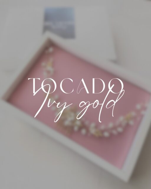 ✨ El tocado Ivy Gold es la definición de delicadeza. Llévalo con el cabello recogido y potencia tu elegancia con un brillo sutil y atemporal.
•
•
🤍 Disponible en nuestra web
📍 Punta Arenas: agenda tu cita y prueba los tocados que más te enamoren
🛍️✈️ Envíos a todo Chile