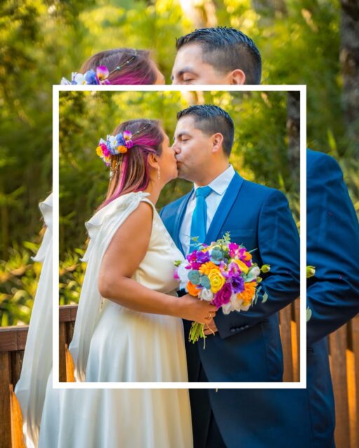 Conocí a María Paz y Luis en agosto del año pasado, cuando llegaron a mi taller con una idea muy clara: querían flores, muchísimas flores, en tonos alegres y vibrantes para celebrar su boda en el campo, cerca de Victoria, en la hermosa Región de La Araucanía. Entre todos los colores había uno que no podía faltar: el morado, símbolo de su alegría y complicidad💜
Desde ese primer encuentro comenzamos a trabajar en el diseño de su matrimonio desde cero. Vimos distintas opciones, exploramos ideas, hasta llegar a una propuesta que los representaba por completo. Poco a poco, con cada reunión y cada avance, fuimos dándole forma a este gran día.
Con el tiempo sumamos nuevos detalles que hicieron todo aún más especial: la papelería con su menú, el libro de firmas, el letrero de bienvenida y otros elementos, siempre en esa misma paleta de colores vivos que transmitía tanto de ellos. Inspirados en esa energía creamos también un tocado lleno de color, con flores y delicadas cadenas, que combinaba perfecto con el pelo cabello de María Paz con detalles de morado y fucsia. además del ramo de la novia y los ramos para las solteras. Todo pensado para que cada detalle hablara de su personalidad.
Y así llegó febrero… Ellos viajaron con todas sus cositas desde Punta Arenas hasta Victoria para casarse el 14 de febrero, justo en el Día de los Enamorados. Más románticos, imposible.👰‍♀️💜🤵‍♂️Fue una ceremonia preciosa, rodeada del cariño de sus familias y amigos, en medio de un entorno mágico ✨donde todo estaba impregnado de amor y alegría.
Les deseo de corazón lo mejor en esta nueva etapa, que caminen siempre juntos con la misma complicidad y que sean infinitamente felices.✨✨
.
.
.
Y si tú también sueñas con crear tu matrimonio desde cero, escríbeme… ¡hagamos juntos la boda de tus sueños!
.
.
.
#noviaschilenas #delvientoweddings #tocadodeflores #bodaschile