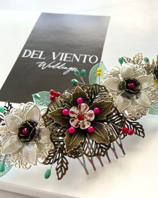 ✨ Rayen Colors ✨
Un tocado que nace de mis manitos para novias modernas, auténticas y llenas de color, que se atreven a ser diferentes, que quieren llevar en su look un accesorio único, romántico y lleno de vida 🌸💫.

Hecho con amor y pensado para resaltar tu esencia, este tocado es el complemento perfecto para darle a tu peinado un brillo especial en uno de los días más importantes de tu vida. ✨💕