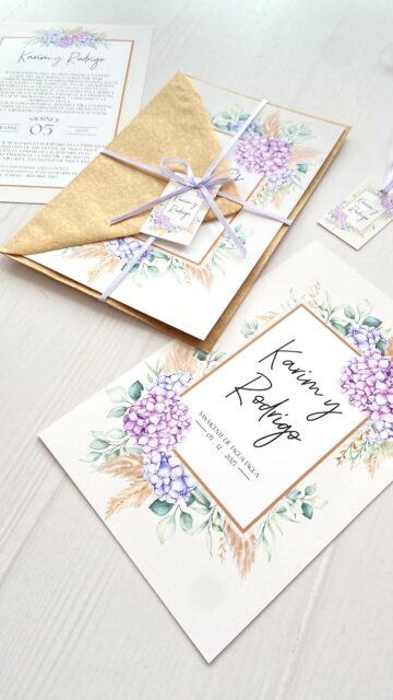 ✨ Pequeñas coincidencias de la vida ✨
Siempre pongo todo mi amor y dedicación en cada detalle de mi trabajo —no sabría hacerlo de otra manera.
Pero a veces, la vida se encarga de sorprenderme con esas coincidencias que lo vuelven aún más especial… y entonces, sin darme cuenta, le pongo todavía más amor. 💛
#delvientoweddings #matrimonioschile #partesdematrimonio #sanvicentedetaguatagua #puntaarenas