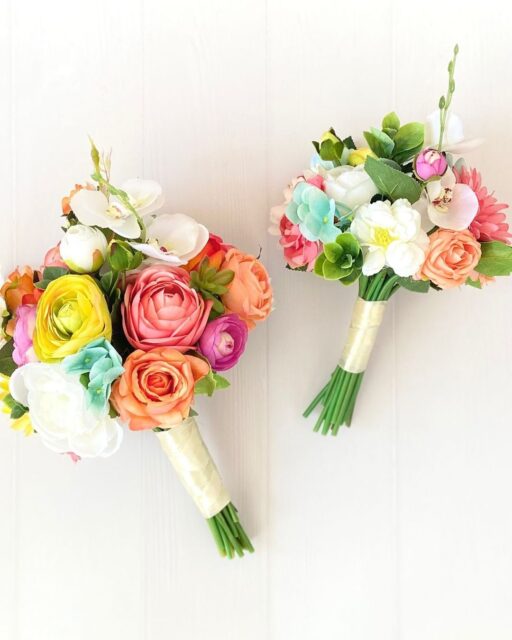 🌈 Colores que contagian alegría ✨
Cada flor, cada tono, cada contraste… está pensado para transmitir energía, vida y emoción.
Este ramo de novia, junto a el de solteras y el botonier, es una explosión de color que rompe con lo tradicional y celebra el amor con toda su intensidad. 💐
Porque las bodas también pueden ser así: vibrantes, alegres y llenas de personalidad.
Perfectas para quienes quieren que su historia se sienta tan viva como sus colores favoritos. 💛🩷🧡💚
.
.
.
#ramodenovia #ramodesolteras #botonier #delvientoweddings #noviasdelviento #floresdeseda